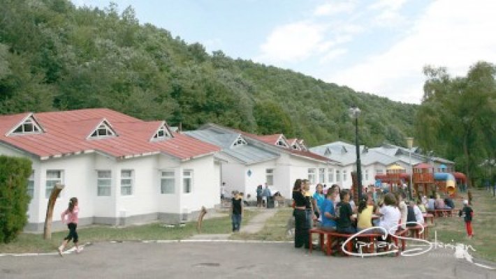 Tineri cu dizabilităţi din Năvodari, în tabără la Poiana Pinului
